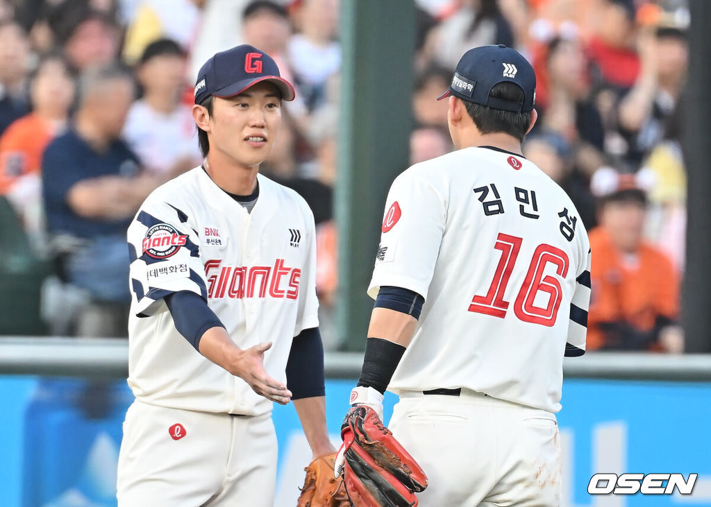19일 부산 사직야구장에서 2025 신한 SOL 뱅크 KBO 리그 롯데 자이언츠와 한화 이글스의 경기가 열렸다. 홈팀 롯데는 나균안이, 방문팀 한화는 황준서가 선발 출전했다.롯데 자이언츠 김민성이 3회초 1사 1,2루 한화 이글스 안치홍의 안타성 타구를 잡아 유로결을 터치 아웃시키고 전민재의 축하를 받고 있다. 2025.06.19 / foto0307@osen.co.kr