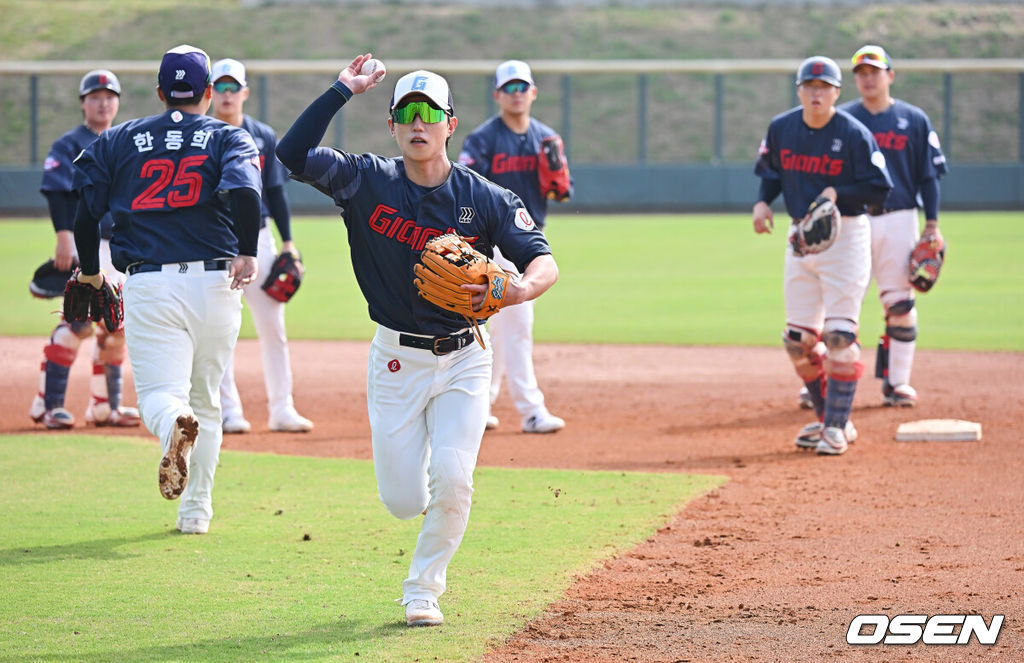프로야구 롯데 자이언츠가 2일(한국시간) 대만 타이난 아시아-태평양 국제야구센터에 스프링캠프를 차리고 구슬땀을 흘렸다.김태형 감독 등 코치진과 투수 20명, 포수 5명, 내야수 9명, 외야수 7명 등 총 41명의 선수단이 1월 20일까지 1차 캠프에서 체력 강화와 기술 훈련을 치른 뒤 21일부터 3월 5일까지 일본 미야자키로 옮겨 2차 캠프에서 구춘리그에 참가해 실전 감각을 점검한다.롯데 전민재가 수비 훈련을 하고 있다. 2026.02.02 / foto0307@osen.co.kr