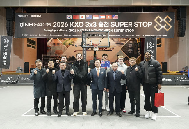 [사진] KXO SUPER STOP에 참가한 외국선수들과 신영재 홍천군수 / KXO 제공