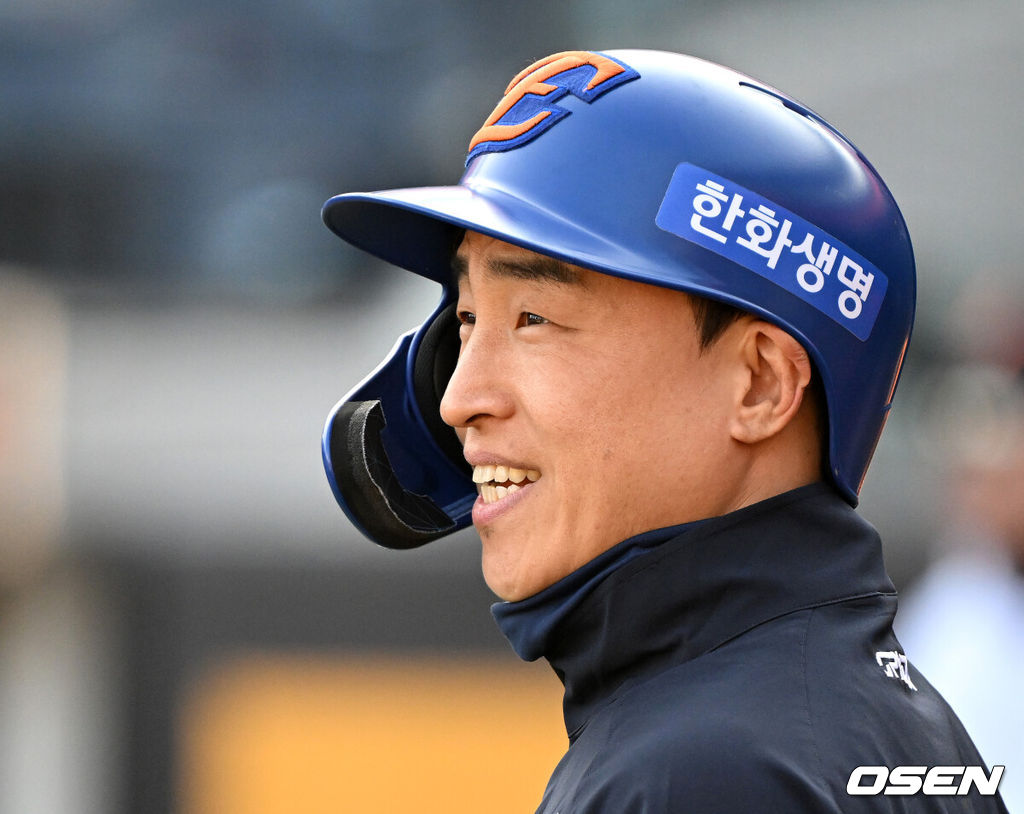 29일 대전 한화생명볼파크에서 2025 신한 SOL Bank KBO리그 포스트시즌 한국시리즈 3차전 한화 이글스와 LG 트윈스의 경기가 열렸다.이날 경기에 한화는 폰세를, LG는 손주영을 선발투수로 내세웠다. 경기에 앞서 한화 손아섭이 미소짓고 있다. 2025.10.29 /jpnews@osen.co.kr