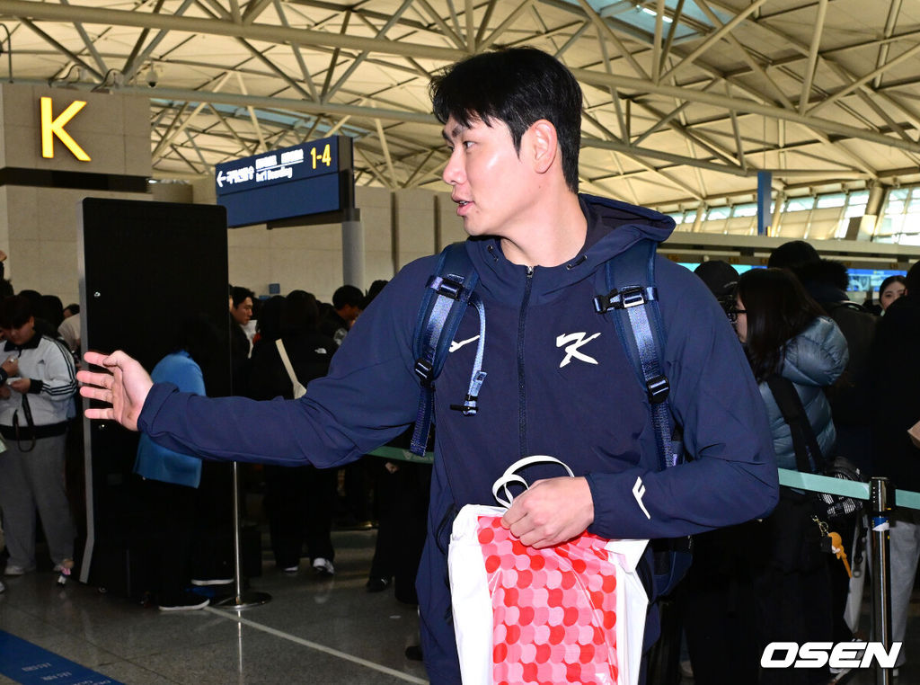 류지현 감독이 이끄는 한국 야구대표팀이 오는 3월 열리는 WBC를 준비하기 위해 9일 오전 인천공항을 통해 미국령 사이판으로 출국했다.류지현호는 9일부터 21일까지 사이판에서 1차 전지훈련 담금질에 나선다.대표팀 홍창기가 출국장으로 향하고 있다. 2026.01.09 / dreamer@osen.co.kr