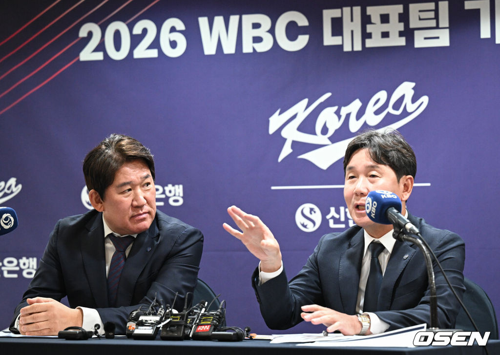 6일 서울 중국 한국프레스센터에서 2026 WBC 대표팀 기자회견이 열렸다.최종 명단을 확정한 야구대표팀은 오는 14일 일본 오키나와 전지훈련을 떠나 WBC 담금질에 돌입한다. KBO리그 팀과 여섯 차례 연습경기를 치러 실전 감각도 키운다.조계현 전력강화위원장, 대표팀 류지현 감독이 취재진 질문에 답변을 하고 있다. 2026.02.06 /cej@osen.co.kr