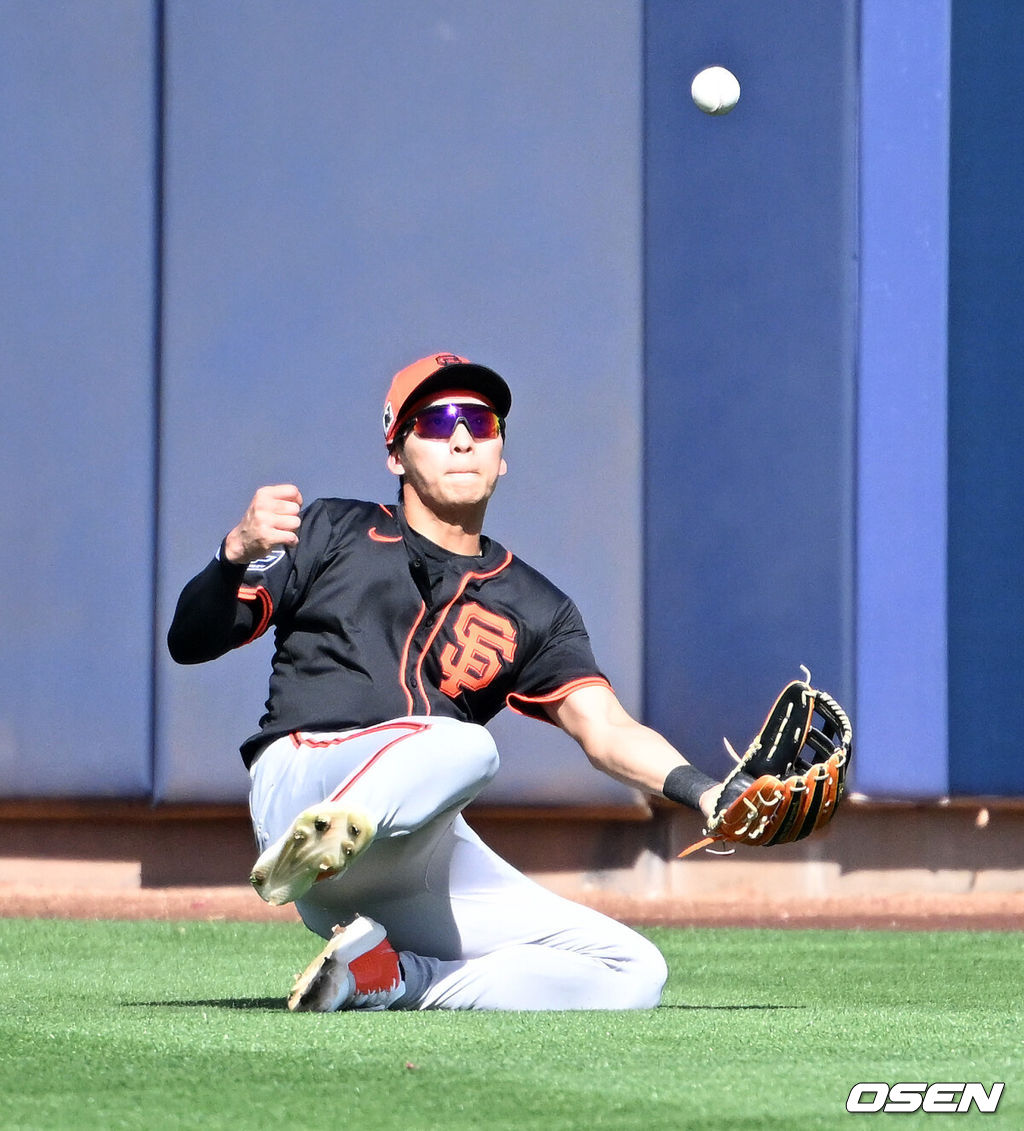 28일(한국시간) 미국 애리조나주 스코츠데일 스타디움에서 2025 메이저리그 시범경기 시애틀 매리너스와 샌프란시스코 자이언츠의 경기가 열렸다. 4회말 2사 1루에서 샌프란시스코 자이언츠 이정후가 시애틀 매리너스 라이언 블리스의 타구를 잡고 있다. 2025.02.28 / sunday@osen.co.kr