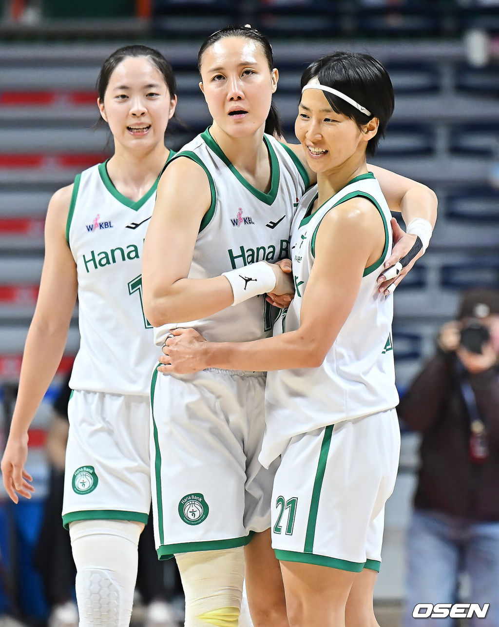 7일 부산 사직실내체육관에서 BNK금융 2025~2026 여자프로농구 부산 BNK와 부천 하나은행의 경기가 열렸다. 2025-2026 시즌을 끝으로 정든 코트를 떠나는 하나은행 김정은이 은퇴 투어 경기를 했다. 부천 하나은행 김정은이 연장전 끝에 62-54로 승리한 후 사키와 기쁨을 나누고 있다. 2026.02.07 / foto0307@osen.co.kr