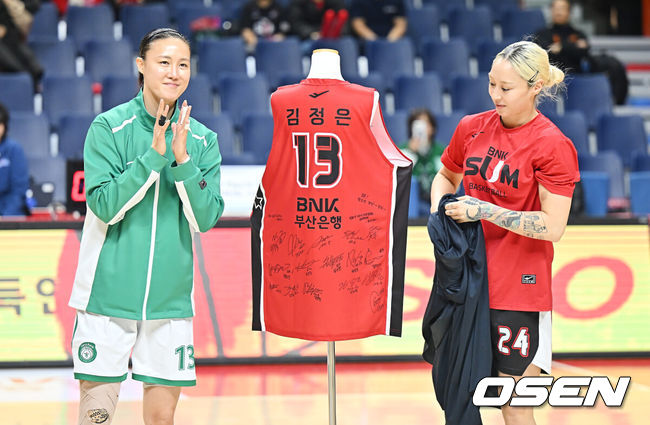 [OSEN=부산, 이석우 기자] 7일 부산 사직실내체육관에서 BNK금융 2025~2026 여자프로농구 부산 BNK와 부천 하나은행의 경기가 열린다. 2025-2026 시즌을 끝으로 정든 코트를 떠나는 하나은행 김정은이 은퇴 투어 경기를 한다. 하나은행 김정은이 경기 전 열린 은퇴 투어 행사에서 BNK 김소니아로부터 BNK 선수단 싸인 유니폼을 전달받고 있다. 2026.02.07 / foto0307@osen.co.kr