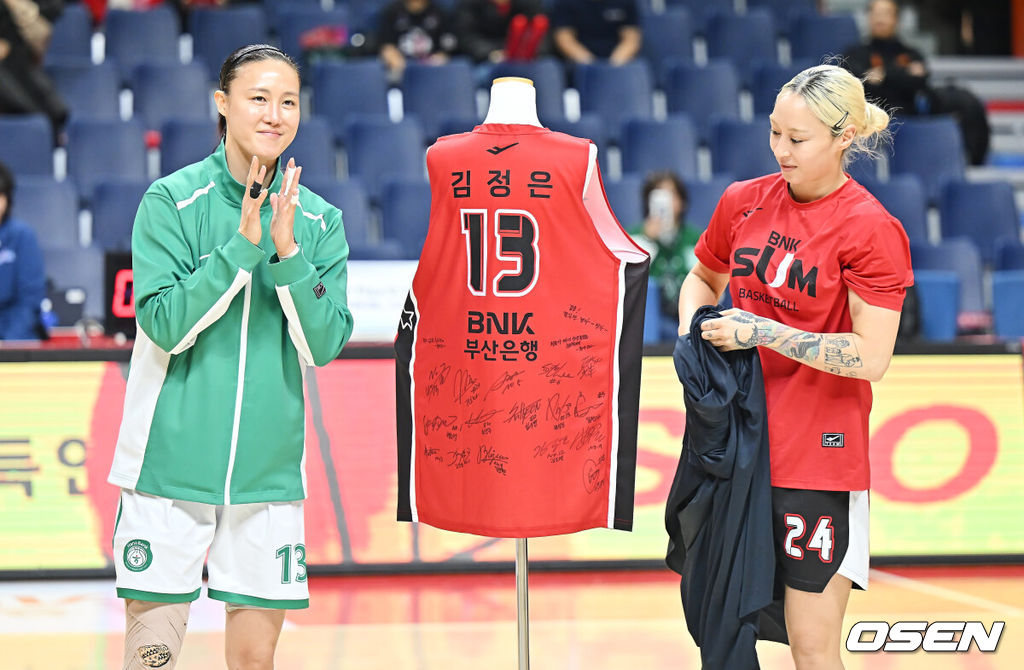 7일 부산 사직실내체육관에서 BNK금융 2025~2026 여자프로농구 부산 BNK와 부천 하나은행의 경기가 열린다. 2025-2026 시즌을 끝으로 정든 코트를 떠나는 하나은행 김정은이 은퇴 투어 경기를 한다. 하나은행 김정은이 경기 전 열린 은퇴 투어 행사에서 BNK 김소니아로부터 BNK 선수단 싸인 유니폼을 전달받고 있다. 2026.02.07 / foto0307@osen.co.kr