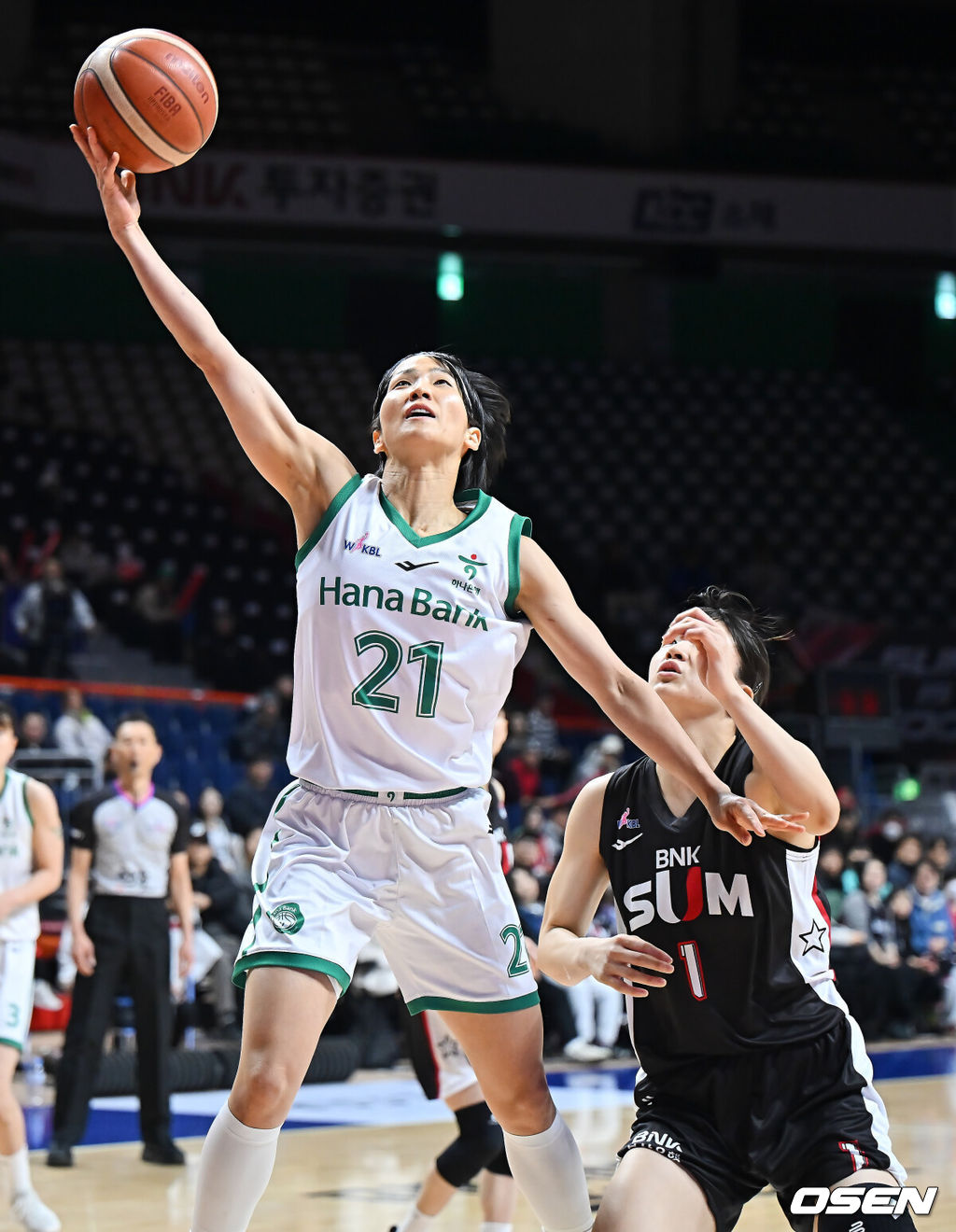 7일 부산 사직실내체육관에서 BNK금융 2025~2026 여자프로농구 부산 BNK와 부천 하나은행의 경기가 열렸다. 2025-2026 시즌을 끝으로 정든 코트를 떠나는 하나은행 김정은이 은퇴 투어 경기를 했다. 부천 하나은행 이이지마 사키가 부산 BNK 변소정의 마크를 피해 골밑슛을 시도하고 있다. 2026.02.07 / foto0307@osen.co.kr