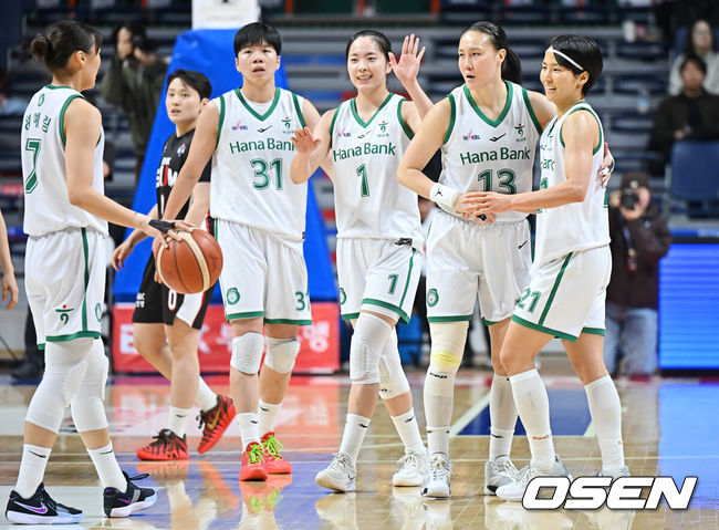 [OSEN=부산, 이석우 기자] 7일 부산 사직실내체육관에서 BNK금융 2025~2026 여자프로농구 부산 BNK와 부천 하나은행의 경기가 열렸다. 2025-2026 시즌을 끝으로 정든 코트를 떠나는 하나은행 김정은이 은퇴 투어 경기를 했다. 부천 하나은행 김정은이 연장전 끝에 62-54로 승리한 후 사키 등 동료들과 기쁨을 나누고 있다. 2026.02.07 / foto0307@osen.co.kr