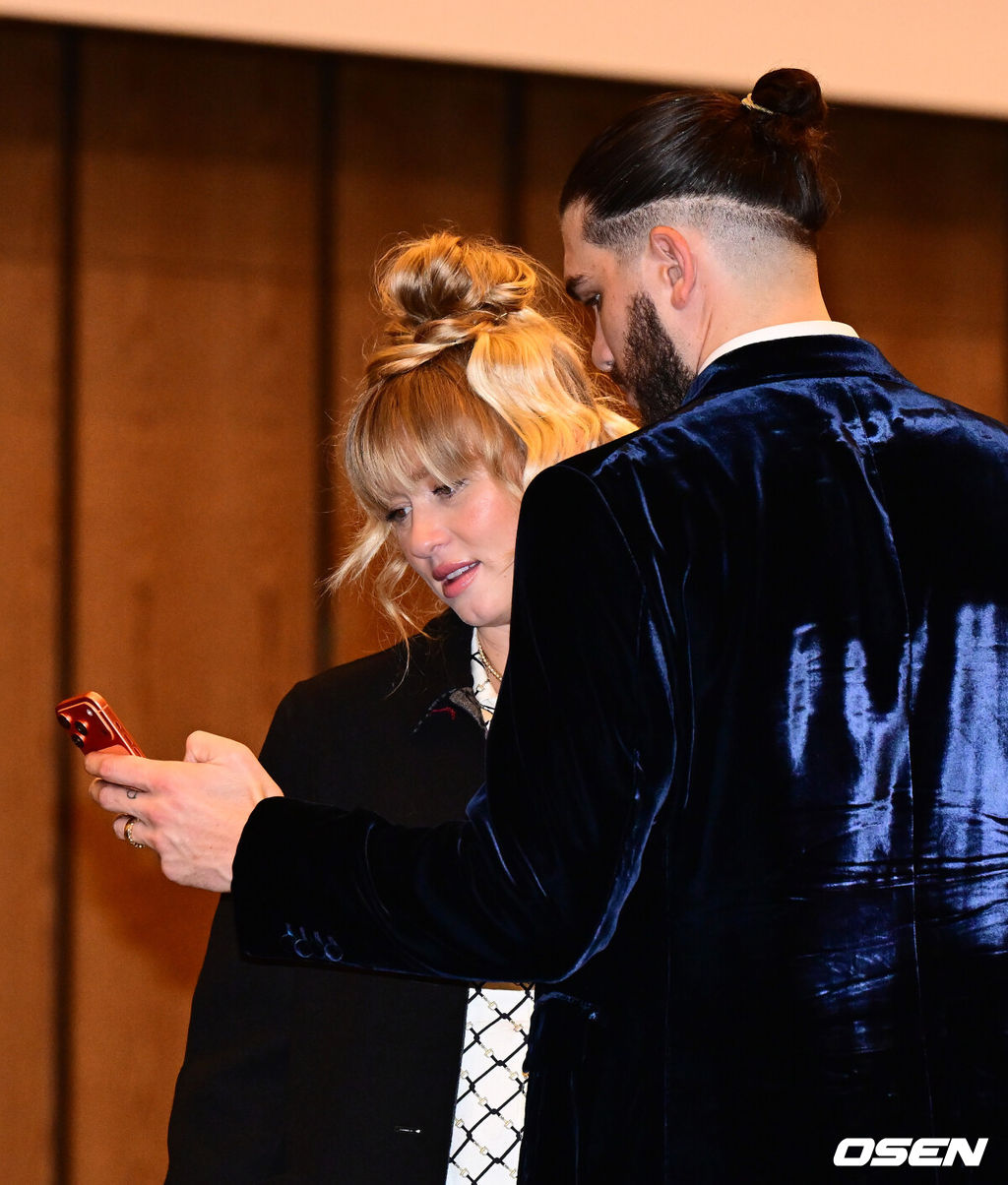 24일 오후 서울 잠실 롯데호텔 월드 크리스탈볼룸에서 ‘2025 신한 SOL뱅크 KBO 시상식’이 열렸다. MVP를 수상한 한화 폰세가 아내와 이야기를 나누고 있다. 2025.11.24 /jpnews@osen.co.kr