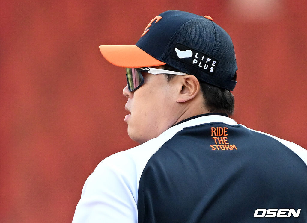 29일 대전 한화생명볼파크에서 2025 신한 SOL Bank KBO리그 포스트시즌 한국시리즈 3차전 한화 이글스와 LG 트윈스의 경기가 열렸다.이날 경기에 한화는 폰세를, LG는 손주영을 선발투수로 내세웠다. 경기에 앞서 한화 류현진이 훈련을 위해 그라운드로 가고 있다. 2025.10.29 /sunday@osen.co.kr