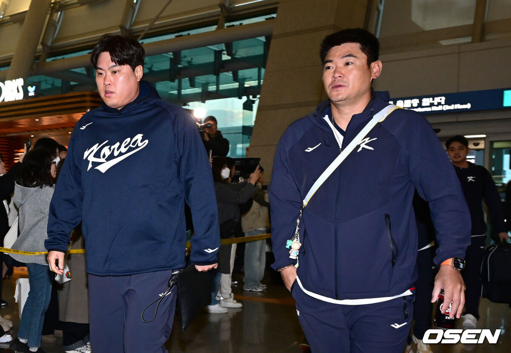 류지현 감독이 이끄는 한국 야구대표팀이 오는 3월 열리는 WBC를 준비하기 위해 9일 오전 인천공항을 통해 미국령 사이판으로 출국했다.류지현호는 9일부터 21일까지 사이판에서 1차 전지훈련 담금질에 나선다.류현진과 노경은이 출국장에 들어서고 있다. 2026.01.09 / dreamer@osen.co.kr
