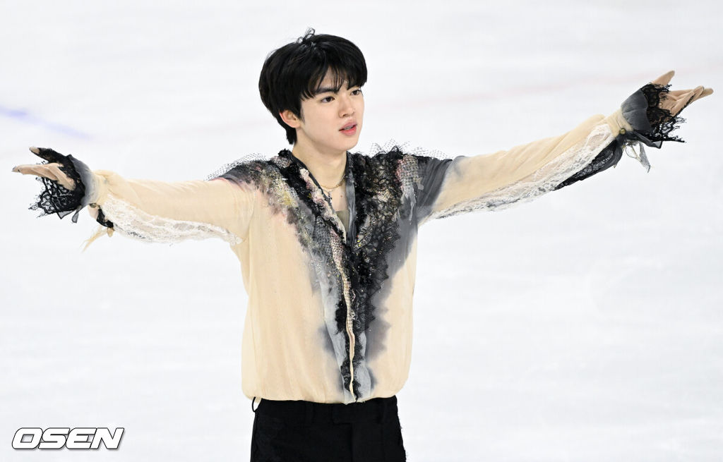 4일 서울 양천구 목동아이스링크장에서 ‘제80회 전국남녀 피겨스케이팅 종합선수권대회’가 열렸다.지난해 11월 국가대표 1차 선발전을 치른 피겨스케이팅은 피겨스케이팅 국가대표 최종 선발전을 겸한 이번 대회 성적까지 합산해 남녀 싱글 부문 각각 상위 2명, 아이스댄스 1개 팀에 다음달 열리는 2026 밀라노·코르티나담페초 동계올림픽 출전 티켓을 부여한다.차준환이 남자 시니어 싱글 프리 프로그램 연기를 마친 뒤 인사를 하고 있다. 2026.01.04 /cej@osen.co.kr