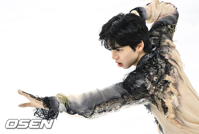 [OSEN=조은정 기자] 4일 서울 양천구 목동아이스링크장에서 ‘제80회 전국남녀 피겨스케이팅 종합선수권대회’가 열렸다.지난해 11월 국가대표 1차 선발전을 치른 피겨스케이팅은 피겨스케이팅 국가대표 최종 선발전을 겸한 이번 대회 성적까지 합산해 남녀 싱글 부문 각각 상위 2명, 아이스댄스 1개 팀에 다음달 열리는 2026 밀라노·코르티나담페초 동계올림픽 출전 티켓을 부여한다.차준환이 남자 시니어 싱글 프리 프로그램 연기를 펼치고 있다. 2026.01.04 /cej@osen.co.kr