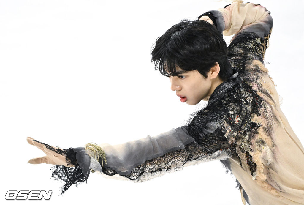 4일 서울 양천구 목동아이스링크장에서 ‘제80회 전국남녀 피겨스케이팅 종합선수권대회’가 열렸다.지난해 11월 국가대표 1차 선발전을 치른 피겨스케이팅은 피겨스케이팅 국가대표 최종 선발전을 겸한 이번 대회 성적까지 합산해 남녀 싱글 부문 각각 상위 2명, 아이스댄스 1개 팀에 다음달 열리는 2026 밀라노·코르티나담페초 동계올림픽 출전 티켓을 부여한다.차준환이 남자 시니어 싱글 프리 프로그램 연기를 펼치고 있다. 2026.01.04 /cej@osen.co.kr