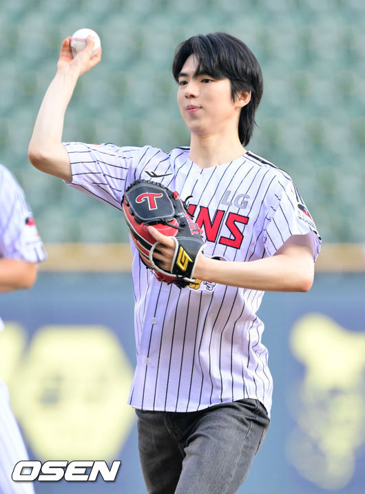 [OSEN=잠실, 조은정 기자]6일 오후 서울 잠실구장에서 ‘2025 신한 SOL Bank KBO리그’ LG 트윈스와 두산 베어스의 경기가 열렸다.LG는 최채흥, 두산은 콜어빈을 선발로 내세웠다.피겨선수 차준환이 시구를 하고 있다. 2025.08.06 /cej@osen.co.kr