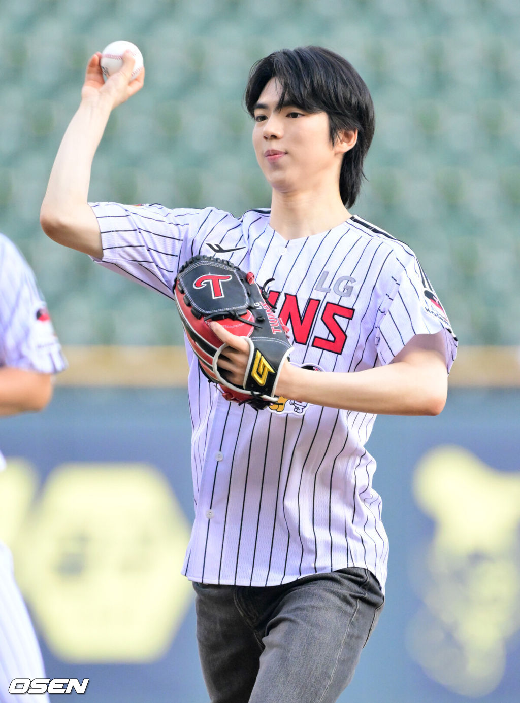 6일 오후 서울 잠실구장에서 ‘2025 신한 SOL Bank KBO리그’ LG 트윈스와 두산 베어스의 경기가 열렸다.LG는 최채흥, 두산은 콜어빈을 선발로 내세웠다.피겨선수 차준환이 시구를 하고 있다. 2025.08.06 /cej@osen.co.kr