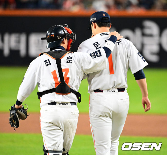 [OSEN=대전, 지형준 기자] 31일 대전 한화생명볼파크에서 2025 신한 SOL Bank KBO리그 포스트시즌 한국시리즈 5차전 한화 이글스와 LG 트윈스의 경기가 열렸다.이날 경기에 한화는 문동주를, LG는 톨허스트를 선발투수로 내세웠다. 1회초 1사 1루에서 한화 최재훈이 LG 문보경 타석에 문동주가 볼넷을 허용하자 마운드에 올라 격려하고 있다. 2025.10.31 /jpnews@osen.co.kr