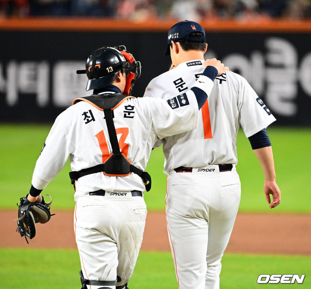 31일 대전 한화생명볼파크에서 2025 신한 SOL Bank KBO리그 포스트시즌 한국시리즈 5차전 한화 이글스와 LG 트윈스의 경기가 열렸다.이날 경기에 한화는 문동주를, LG는 톨허스트를 선발투수로 내세웠다. 1회초 1사 1루에서 한화 최재훈이 LG 문보경 타석에 문동주가 볼넷을 허용하자 마운드에 올라 격려하고 있다. 2025.10.31 /jpnews@osen.co.kr