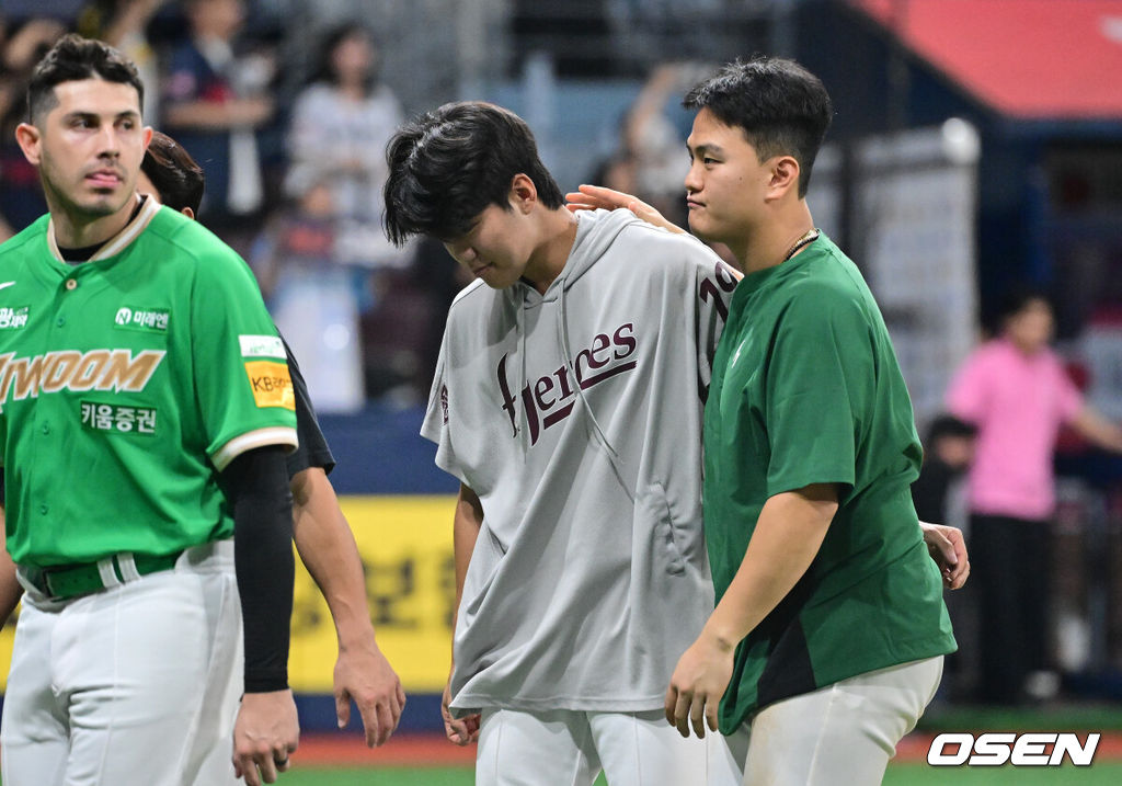 키움 히어로즈 투수 김윤하는 16연패 탈출까지 아웃카운트 하나만 남겨뒀지만 팀이 충격적인 역전패를 당하고 말았다. 롯데는 2일 서울 고척스카이돔에서 열린 ‘2025 신한은행 SOL Bank KBO리그’ 키움과의 경기에서 9회 극적인 3-2 역전승을 거뒀다. 경기종료 후 키움 김건희가 승리를 놓친 김윤하를 다독이고 있다.   2025.08.02 / soul1014@osen.co.kr