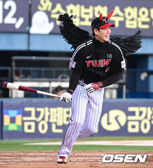 [OSEN=잠실, 조은정 기자] 프로야구 LG 트윈스가 22일 서울 잠실구장에서 ‘2025&nbsp;러브기빙&nbsp;페스티벌&nbsp;with&nbsp;챔피언십’을 개최했다. 이번 행사는 2008년 ‘LG 트윈스 러브페스티벌’로 야구 꿈나무들을 위한 후원행사로 시작해, 2017년부터 ‘러브기빙데이’로 이름을 바꿔 팬과 선수단이 함께하는 자선행사다. 팀 관우 홍창기가 출루하고 있다. 2025.11.22 /cej@osen.co.kr