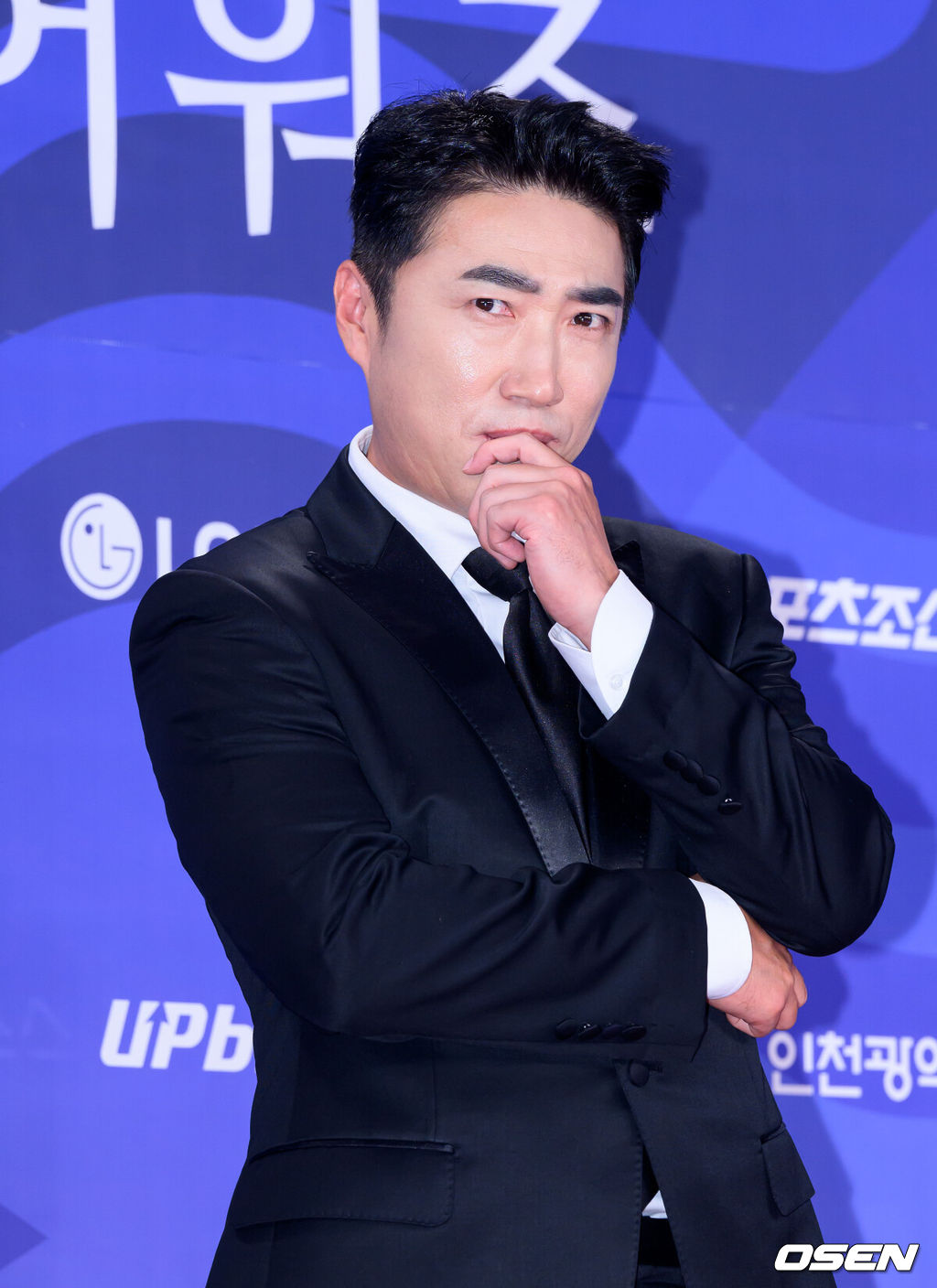 제4회 청룡시리즈어워즈 레드카펫 및 포토월 행사가 18일 인천 파라다이스시티에서 열렸다.청룡시리즈어워즈는 2022년 대한민국 최초로 시도된 오리지널 스트리밍 시리즈를 대상으로 하는 시상식이다. 사회는 전현무와 임윤아로 4년 연속 호흡을 맞춘다.개그맨 장동민이 레드카펫을 밟고 있다. 2025.07.18 /sunday@osen.co.kr