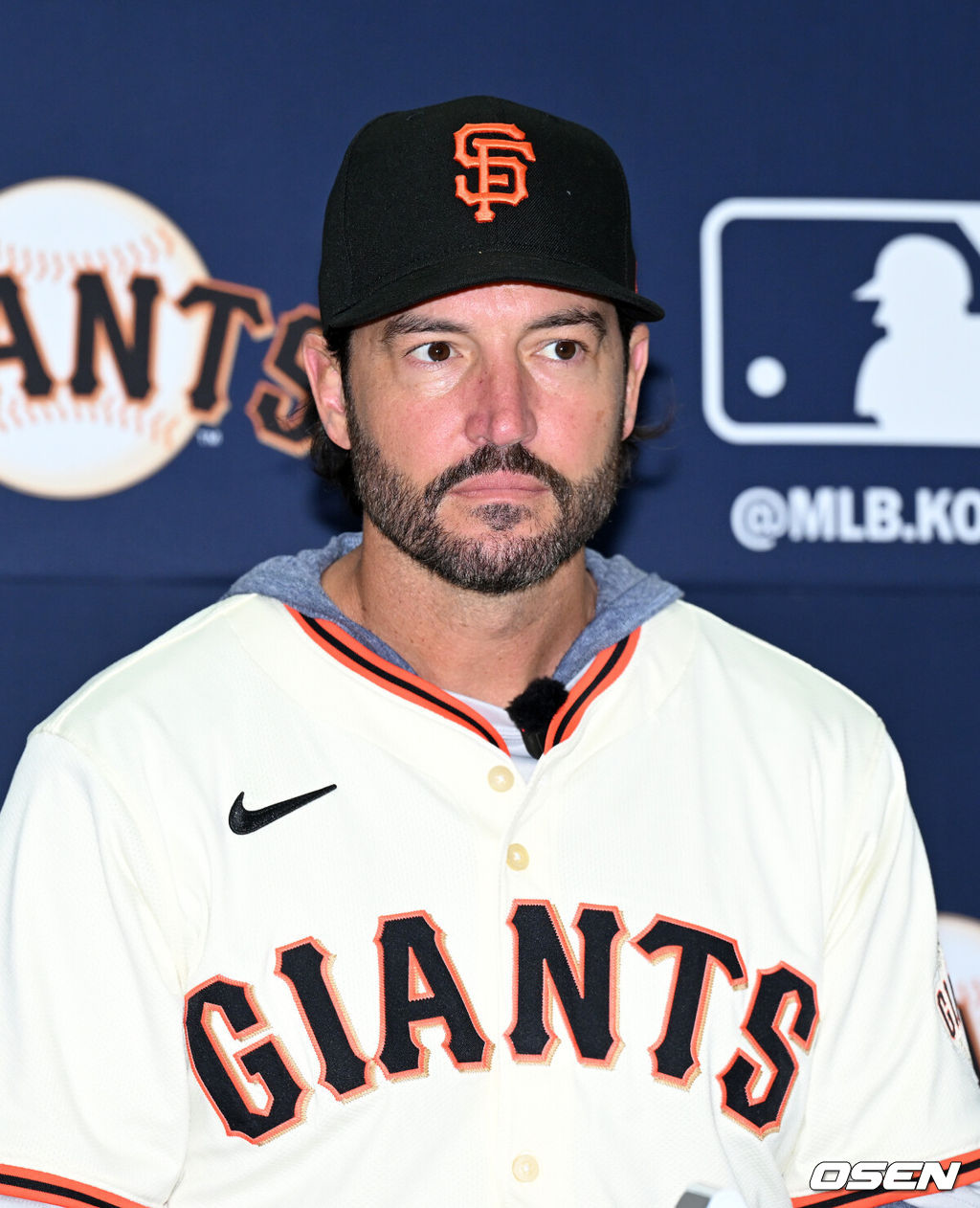 7일 오후 경기 이천 LG 챔피언스파크에서 샌프란시스코 자이언츠 미디어데이가 열렸다.샌프란시스코 구단은 이정후와 비텔로 감독, 윌리 아다메스가 참여하는 방한 프로그램을 진행 중이다. 이번 샌프란시스코의 한국 방문에는 래리 베어 CEO, 버스터 포지 사장, 잭 미나시안 단장 등 구단 주요 인사들이 함께한다.샌프란시스코 토니 비텔로 감독이 취재진의 질문을 듣고 있다. 2026.01.07 /sunday@osen.co.kr