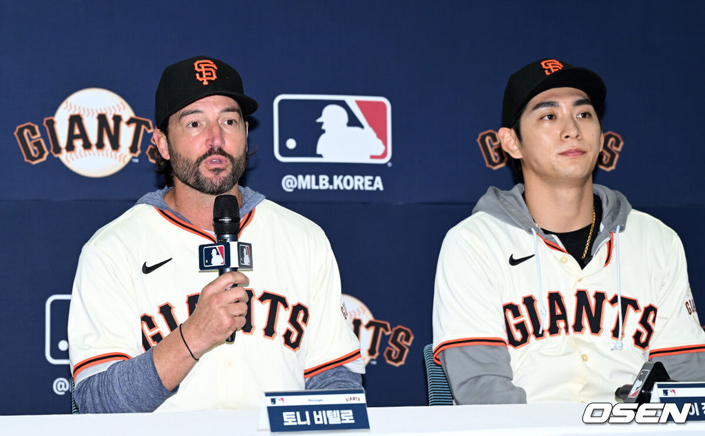 7일 오후 경기 이천 LG 챔피언스파크에서 샌프란시스코 자이언츠 미디어데이가 열렸다.샌프란시스코 구단은 이정후와 비텔로 감독, 윌리 아다메스가 참여하는 방한 프로그램을 진행 중이다. 이번 샌프란시스코의 한국 방문에는 래리 베어 CEO, 버스터 포지 사장, 잭 미나시안 단장 등 구단 주요 인사들이 함께한다.샌프란시스코 토니 비텔로 감독, 이정후가 취재진의 질문에 답을 하고 있다. 2026.01.07 /sunday@osen.co.kr