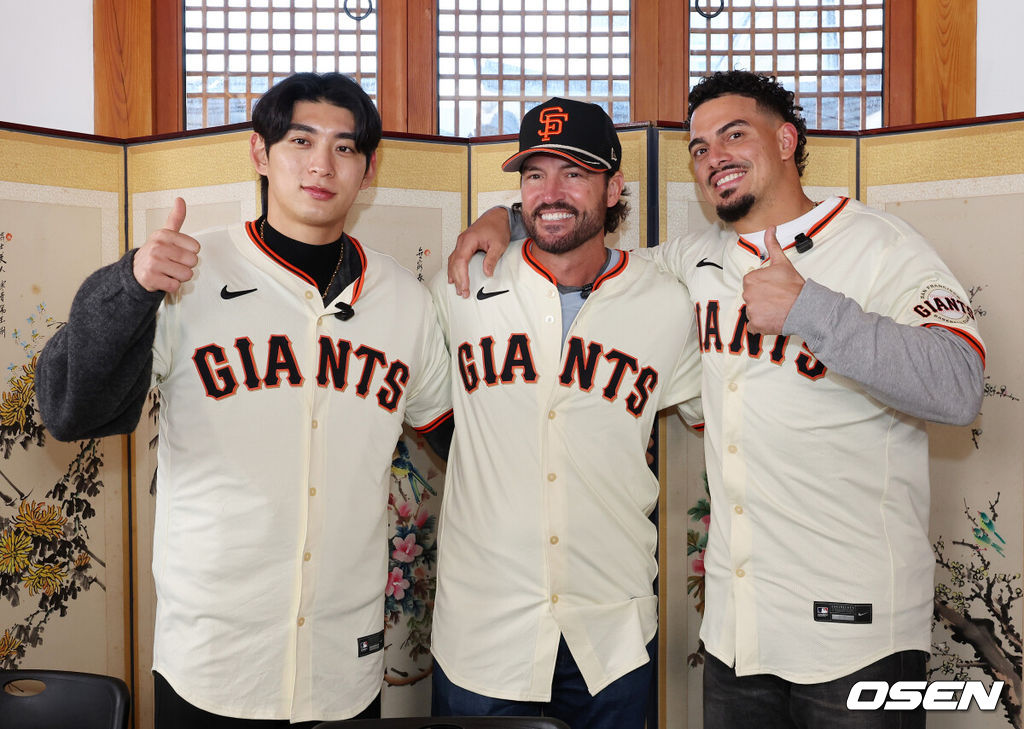 6일 서울 종로구 클래식고택 디토에서 미국 프로야구 메이저리그 베이스볼(MLB) 샌프란시스코 자이언츠 한국 방문 미디어데이가 열렸다. 이날 한국 문화 체험 행사에 샌프란시스코 자이언츠 이정후, 토니 비텔로 감독, 윌리 아다메스가 참석했다.이정후, 토니 비텔로 감독, 윌리 아다메스가 포토타임을 가지고 있다. 2026.01.06 /sunday@osen.co.kr