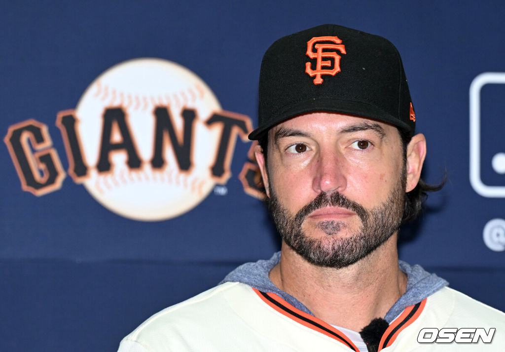 7일 오후 경기 이천 LG 챔피언스파크에서 샌프란시스코 자이언츠 미디어데이가 열렸다.샌프란시스코 구단은 이정후와 비텔로 감독, 윌리 아다메스가 참여하는 방한 프로그램을 진행 중이다. 이번 샌프란시스코의 한국 방문에는 래리 베어 CEO, 버스터 포지 사장, 잭 미나시안 단장 등 구단 주요 인사들이 함께한다.샌프란시스코 토니 비텔로 감독이 취재진의 질문을 듣고 있다. 2026.01.07 /sunday@osen.co.kr