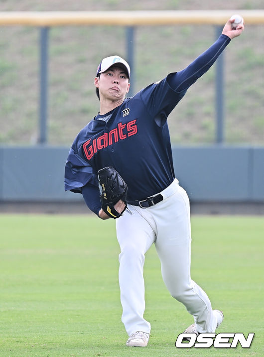 [OSEN=타이난(대만) , 이석우 기자] 프로야구 롯데 자이언츠가 31일(한국시간) 대만 타이난 아시아-태평양 국제야구센터에 스프링캠프를 차리고 구슬땀을 흘렸다.김태형 감독 등&nbsp;코치진과 투수&nbsp;20명,&nbsp;포수&nbsp;5명,&nbsp;내야수&nbsp;9명,&nbsp;외야수&nbsp;7명 등 총&nbsp;41명의 선수단이 1월 20일까지 1차 캠프에서 체력 강화와 기술 훈련을 치른 뒤 21일부터 3월 5일까지 일본 미야자키로 옮겨 2차 캠프에서 구춘리그에 참가해 실전 감각을 점검한다.롯데 홍민기가 훈련을 하고 있다. 2026.01.31 / foto0307@osen.co.kr