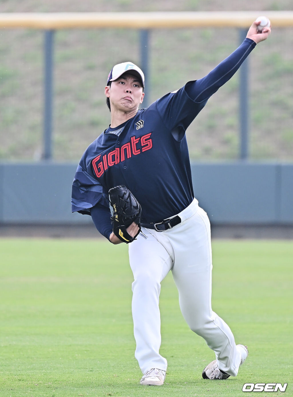 프로야구 롯데 자이언츠가 31일(한국시간) 대만 타이난 아시아-태평양 국제야구센터에 스프링캠프를 차리고 구슬땀을 흘렸다.김태형 감독 등 코치진과 투수 20명, 포수 5명, 내야수 9명, 외야수 7명 등 총 41명의 선수단이 1월 20일까지 1차 캠프에서 체력 강화와 기술 훈련을 치른 뒤 21일부터 3월 5일까지 일본 미야자키로 옮겨 2차 캠프에서 구춘리그에 참가해 실전 감각을 점검한다.롯데 홍민기가 훈련을 하고 있다. 2026.01.31 / foto0307@osen.co.kr