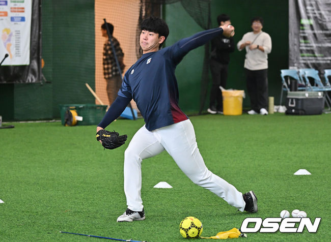 [OSEN=타이난(대만) , 이석우 기자] 프로야구 롯데 자이언츠가 31일(한국시간) 대만 타이난 아시아-태평양 국제야구센터에 스프링캠프를 차리고 구슬땀을 흘렸다.김태형 감독 등&nbsp;코치진과 투수&nbsp;20명,&nbsp;포수&nbsp;5명,&nbsp;내야수&nbsp;9명,&nbsp;외야수&nbsp;7명 등 총&nbsp;41명의 선수단이 1월 20일까지 1차 캠프에서 체력 강화와 기술 훈련을 치른 뒤 21일부터 3월 5일까지 일본 미야자키로 옮겨 2차 캠프에서 구춘리그에 참가해 실전 감각을 점검한다.롯데 홍민기가 훈련을 하고 있다. 2026.01.31 / foto0307@osen.co.kr