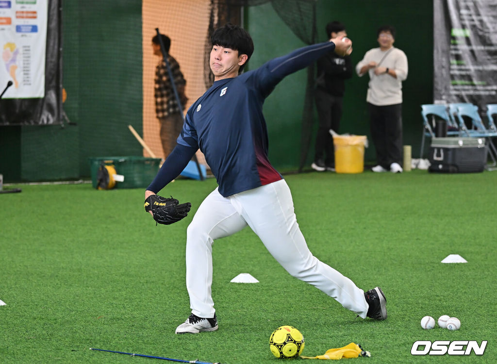 프로야구 롯데 자이언츠가 31일(한국시간) 대만 타이난 아시아-태평양 국제야구센터에 스프링캠프를 차리고 구슬땀을 흘렸다.김태형 감독 등 코치진과 투수 20명, 포수 5명, 내야수 9명, 외야수 7명 등 총 41명의 선수단이 1월 20일까지 1차 캠프에서 체력 강화와 기술 훈련을 치른 뒤 21일부터 3월 5일까지 일본 미야자키로 옮겨 2차 캠프에서 구춘리그에 참가해 실전 감각을 점검한다.롯데 홍민기가 훈련을 하고 있다. 2026.01.31 / foto0307@osen.co.kr