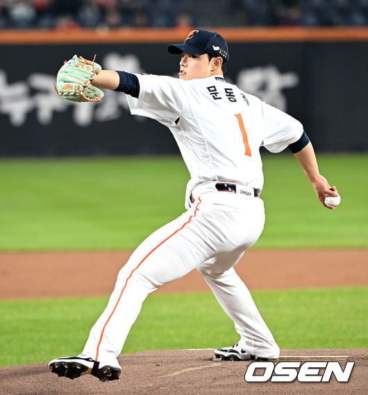 [OSEN=대전, 이대선 기자] 31일 대전 한화생명볼파크에서 2025 신한 SOL Bank KBO리그 포스트시즌 한국시리즈 5차전 한화 이글스와 LG 트윈스의 경기가 열렸다. 이날 경기에 한화는 문동주를, LG는 톨허스트를 선발투수로 내세웠다. 1회초 무사에서 한화 선발투수 문동주가 역투하고 있다. 2025.10.31 /sunday@osen.co.kr