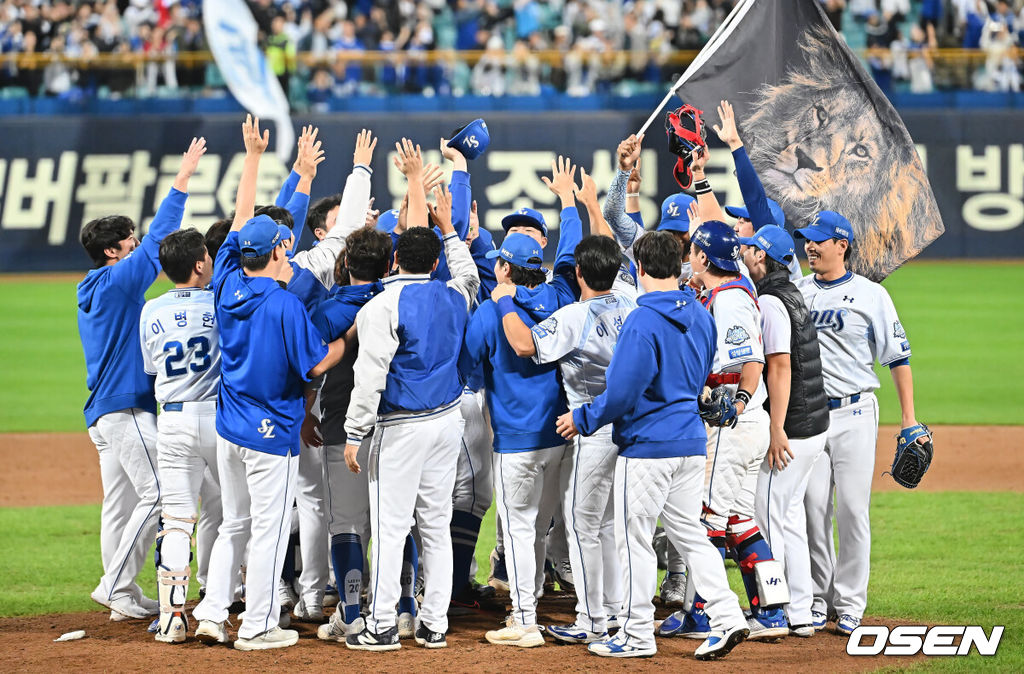 삼성 라이온즈가 14일 대구 삼성라이온즈파크에서 열린 2025 신한 SOL뱅크 KBO 준플레이오프 4차전 경기에서 SSG 랜더스를 꺾고 플레이오프에 진출했다.  삼성은 후라도의 7이닝 무실점 호투와 디아즈의 극적인 쐐기 2점 홈런을 앞세워 SSG에 5-2로 승리했다. 삼성 라이온즈 선수들이 승리를 결정짓고 마운드에서 기쁨을 나누고 있다. 2025.10.14 / foto0307@osen.co.kr