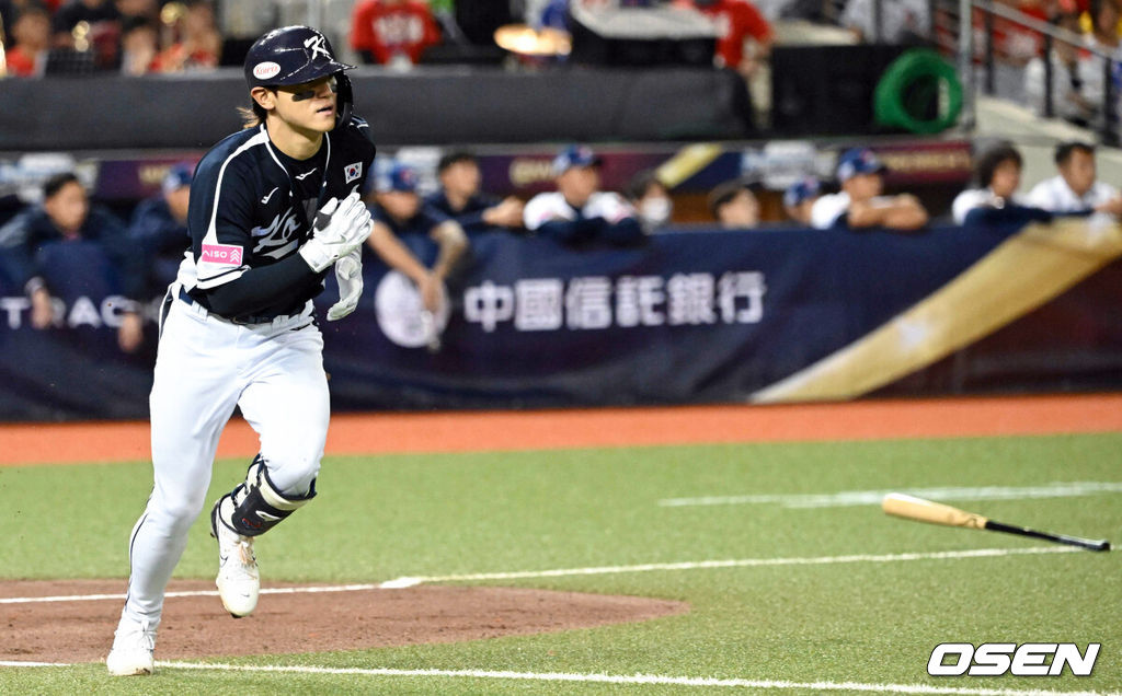 13일 오후 대만 타이베이돔에서 세계야구소프트볼연맹(WBSC) 프리미어12 2024 B조 1차전 대한민국과 대만의 경기가 열렸다.대한민국은 1차전 선발투수로 고영표, 대만은 린위민을 내세웠다.1회초 2사 한국 김도영이 외야 뜬공을 날리고 있다. 2024.11.13 /sunday@osen.co.kr
