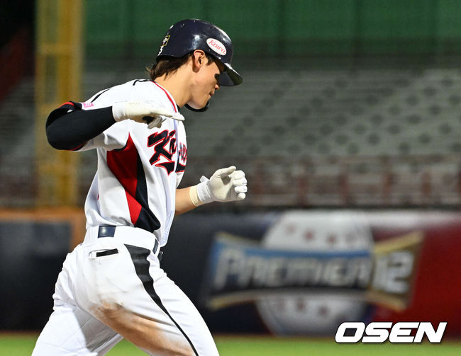 [OSEN=타이베이(대만), 이대선 기자] 14일 오후 대만 타이베이 티엔무야구장에서 세계야구소프트볼연맹(WBSC) 프리미어12 2024 B조 2차전 대한민국과 쿠바의 경기가 열렸다.대한민국은 2차전 선발투수로 곽빈, 쿠바는 리반 모이넬로를 내세웠다.7회말 1사에서 대한민국 김도영이 좌월 솔로포를 날리며 기뻐하고 있다. 2024.11.14 /sunday@osen.co.kr