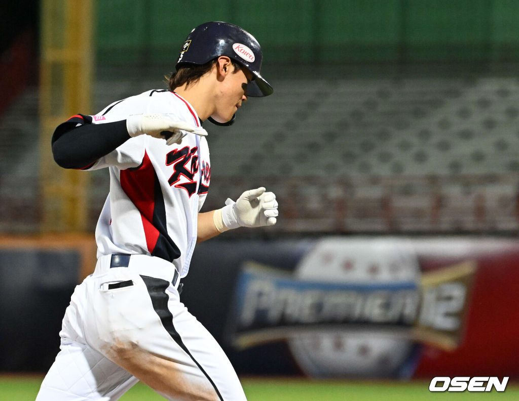 14일 오후 대만 타이베이 티엔무야구장에서 세계야구소프트볼연맹(WBSC) 프리미어12 2024 B조 2차전 대한민국과 쿠바의 경기가 열렸다.대한민국은 2차전 선발투수로 곽빈, 쿠바는 리반 모이넬로를 내세웠다.7회말 1사에서 대한민국 김도영이 좌월 솔로포를 날리며 기뻐하고 있다. 2024.11.14 /sunday@osen.co.kr