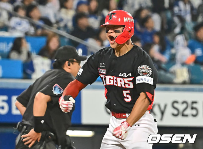 [OSEN=대구, 이석우 기자] 23일 대구삼성라이온즈파크에서 2025 신한 SOL 뱅크 KBO 리그 삼성 라이온즈와 KIA 타이거즈의 경기가 열렸다. 홈팀 삼성은 황동재가, 방문팀 KIA는 네일이 선발 출전했다. KIA 타이거즈 김도영이 8회초 1사 1루 좌중월 2점 홈런을 치고 포효하고 있다. 2025.05.23 / foto0307@osen.co.kr