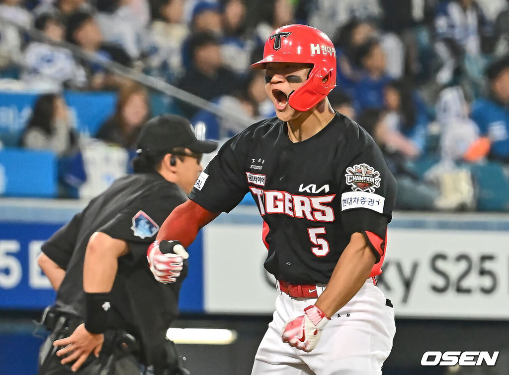 23일 대구삼성라이온즈파크에서 2025 신한 SOL 뱅크 KBO 리그 삼성 라이온즈와 KIA 타이거즈의 경기가 열렸다. 홈팀 삼성은 황동재가, 방문팀 KIA는 네일이 선발 출전했다. KIA 타이거즈 김도영이 8회초 1사 1루 좌중월 2점 홈런을 치고 포효하고 있다. 2025.05.23 / foto0307@osen.co.kr