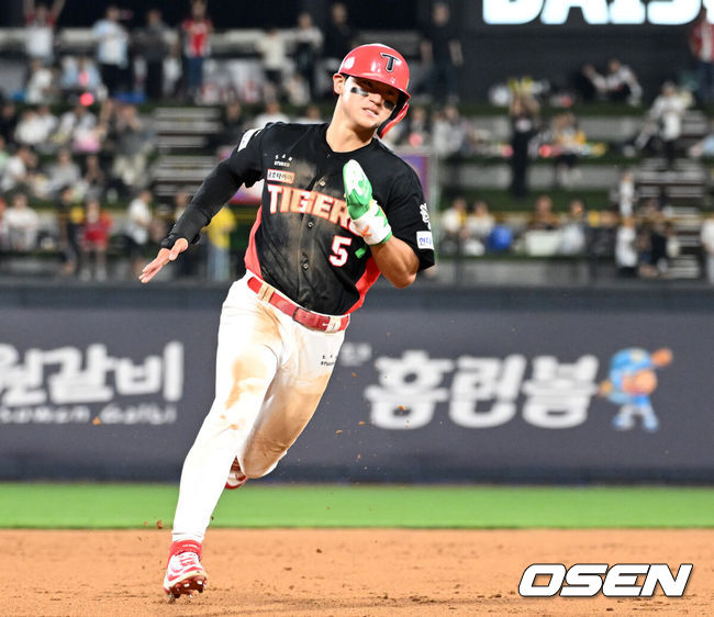 [OSEN=수원, 이대선 기자] 22일 오후 수원 KT위즈파크에서 2025 신한 SOL Bank KBO리그 KT 위즈와 KIA 타이거즈의 경기가 열렸다.KT는 쿠에바스, KIA는 양현종을 선발투수로 내세웠다9회말 2사 1루에서 KIA 최형우의 적시타 때 1루주자 김도영이 3루로 쇄도하고 있다. 2025.05.22 /sunday@osen.co.kr