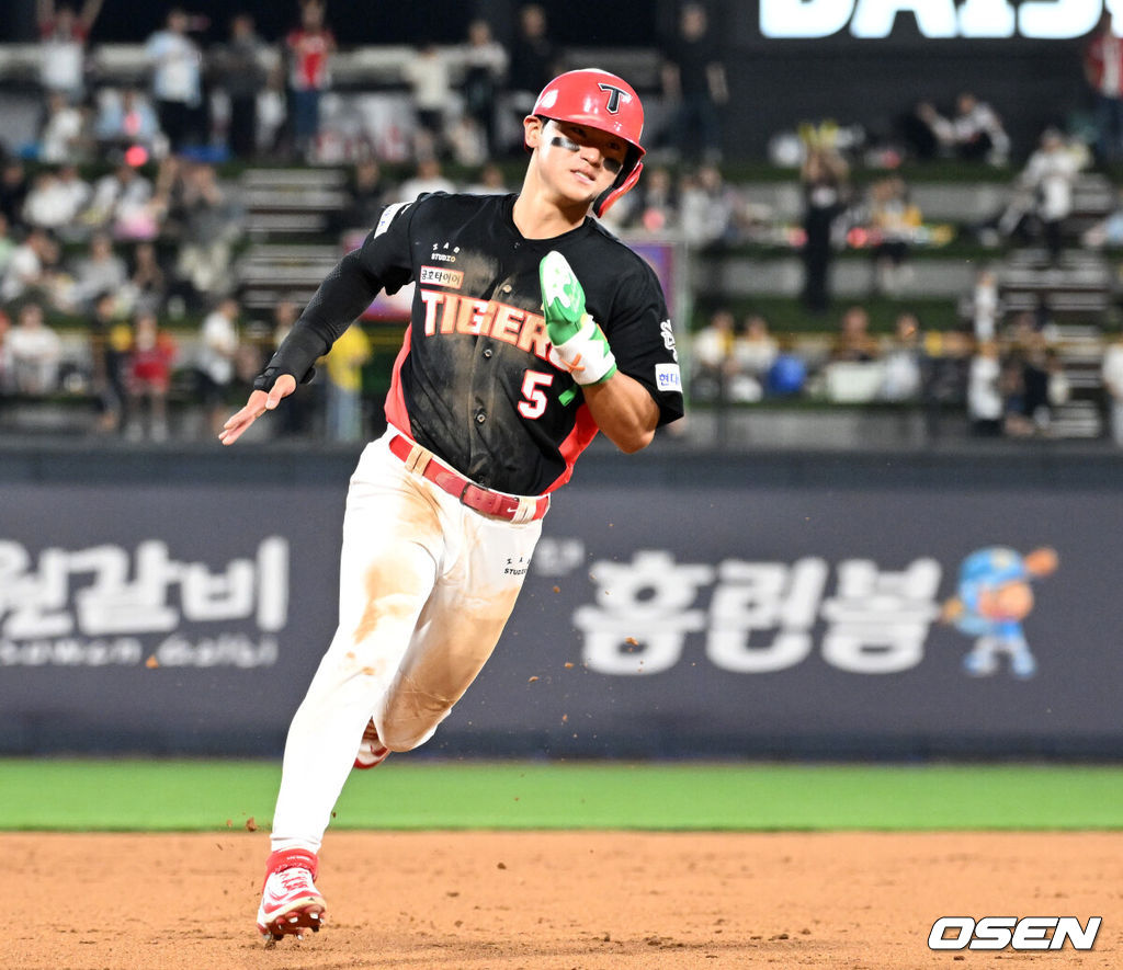22일 오후 수원 KT위즈파크에서 2025 신한 SOL Bank KBO리그 KT 위즈와 KIA 타이거즈의 경기가 열렸다.KT는 쿠에바스, KIA는 양현종을 선발투수로 내세웠다9회말 2사 1루에서 KIA 최형우의 적시타 때 1루주자 김도영이 3루로 쇄도하고 있다. 2025.05.22 /sunday@osen.co.kr
