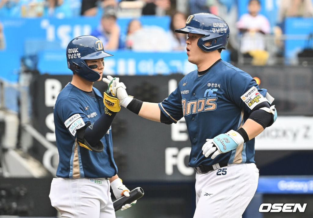 6일 대구 삼성라이온즈파크에서 2025 신한 SOL뱅크 KBO 와일드카드 결정전 삼성 라이온즈와 NC 다이노스의 경기가 열렸다. 홈팀 삼성은 후라도가 방문팀 NC는 구창모가 선발 투수로 출전했다.NC 다이노스 김형준이 5회초 1사 좌월 솔로 홈런을 치고 하이파이브를 하고 있다. 2025.10.06 / foto0307@osen.co.kr