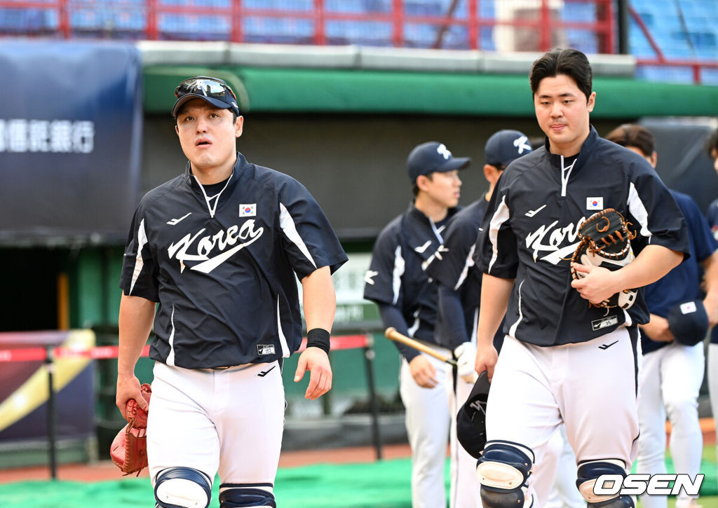 류중일 감독이 이끄는 프리미어12 야구대표팀이 9일 오후 대만 티엔무야구장에서 훈련을 진행했다.류중일 감독이 이끄는 야구대표팀은 대만, 쿠바, 일본, 도미니카공화국, 호주와 프리미어12 B조에 편성됐다. 지난 8일 결전지 대만 타이베이에 입성한 류중일호는 9일 훈련, 10일 대만 프로팀과의 연습경기, 12일 훈련으로 현지 분위기를 익힌 뒤 13일 타이베이돔에서 대만과 B조 예선 첫 경기를 치른다.조별예선에서 최소 2위에 올라야 슈퍼라운드가 열리는 일본 도쿄돔으로 향할 수 있으며, 대표팀의 목표는 슈퍼라운드 진출이다.박동원, 김형준이 더그아웃으로 가고 있다. 2024.11.09 /sunday@osen.co.kr