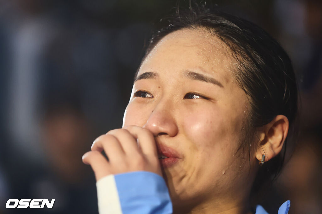 제105회 전국체육대회 배드민턴 대회가 9일 경남 밀양 배드민턴 경기장에서 열렸다. 올해 전국체육대회는 11일부터 17일까지 경남 김해종합운동장 등 75개 경기장에서 47개 정식 종목과 2개 시범 종목 경기가 펼쳐진다.부산 안세영(삼성생명)이 경기를 마치고 기자회견 도중 눈물을 흘리고 있다. 2024.10.09 / foto0307@osen.co.kr