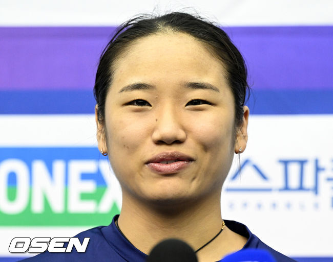 [OSEN=진천, 이대선 기자] 17일 충북 진천선수촌에서 대한민국 배드민턴 국가대표팀 미디어데이가 열렸다.배드민턴 대표팀 안세영이 인터뷰를 하고 있다. 2025.06.17 /sunday@osen.co.kr