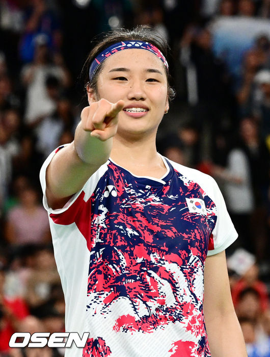 [OSEN=파리(프랑스), 최규한 기자] 5일(한국시간) '셔틀콕 여제' 안세영(22, 삼성생명)이 꿈에 그리던 올림픽 금메달을 목에 걸었다.세계 랭킹 1위 안세영은&nbsp;5일 오후(이하 한국시간) 프랑스 파리 포르트 드 라샤펠 경기장에서 열린 2024 파리올림픽 배드민턴 여자 단식 결승전에서 랭킹 9위 허빙자오(중국)를 2-0으로 꺾고 금메달을 획득 했다. &nbsp;한국 안세영이 금메달을 확정지은 뒤 기뻐하고 있다. 2024.08.05 / dreamer@osen.co.kr