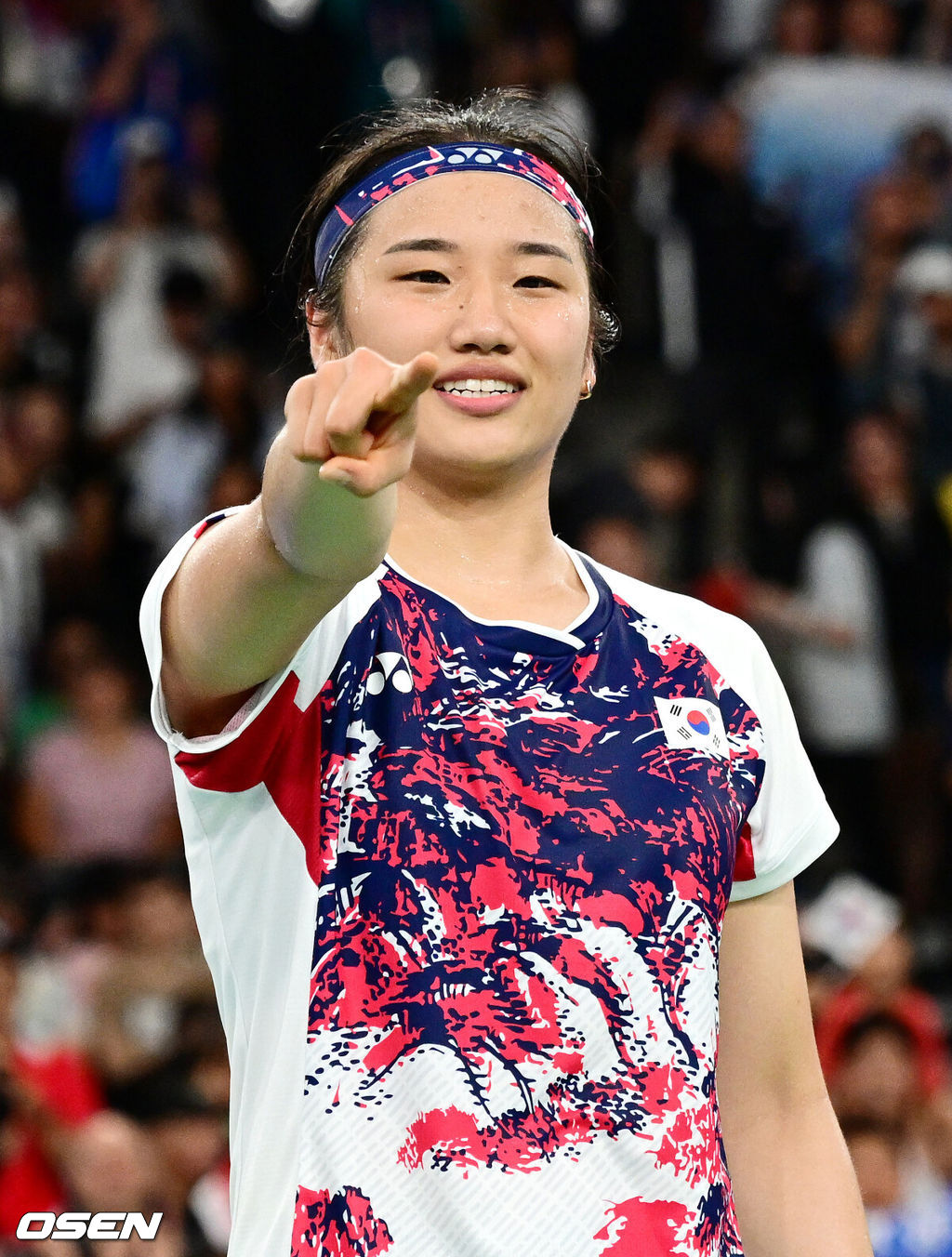 5일(한국시간) '셔틀콕 여제' 안세영(22, 삼성생명)이 꿈에 그리던 올림픽 금메달을 목에 걸었다.세계 랭킹 1위 안세영은 5일 오후(이하 한국시간) 프랑스 파리 포르트 드 라샤펠 경기장에서 열린 2024 파리올림픽 배드민턴 여자 단식 결승전에서 랭킹 9위 허빙자오(중국)를 2-0으로 꺾고 금메달을 획득 했다. 한국 안세영이 금메달을 확정지은 뒤 기뻐하고 있다. 2024.08.05 / dreamer@osen.co.kr