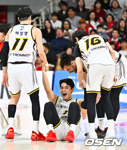 [OSEN=안양체, 박준형 기자] 8일 오후 안양 정관장 아레나에서 2025-26 LG전자 프로농구 안양 정관장과 창원 LG의 경기가 진행됐다. 3연승 중인 1위 LG와 2연승 중인 공동 2위 정관장의 승차는 2경기.4쿼터 창원 LG 유기상이 바스켓카운트와 함께 3점슛을 성공시킨뒤 기뻐하고 있다.      2026.02.08 / soul1014@osen.co.kr