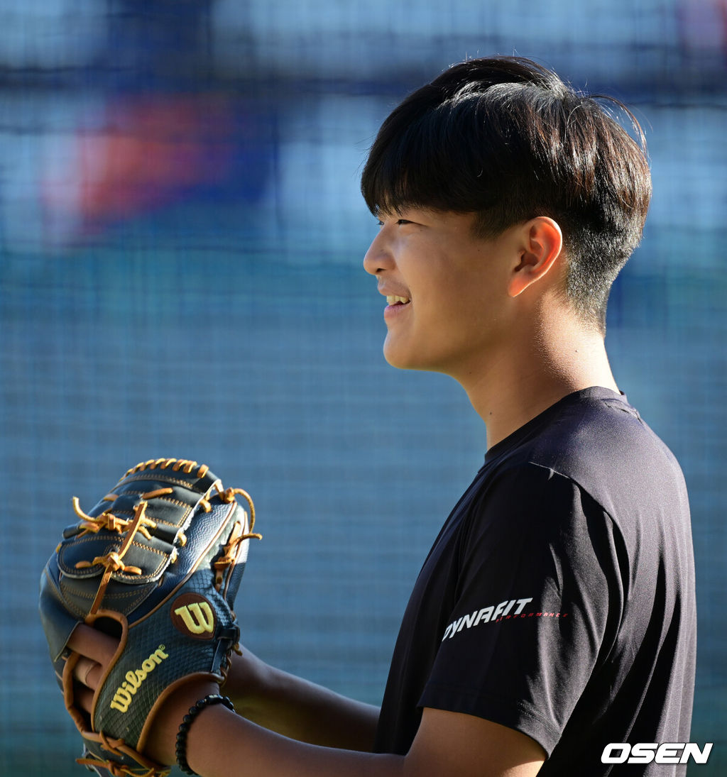 SSG 추신수의 둘째 아들 건우 군이 훈련을 지켜보며 미소짓고 있다. 2022.11.02 /jpnews@osen.co.kr